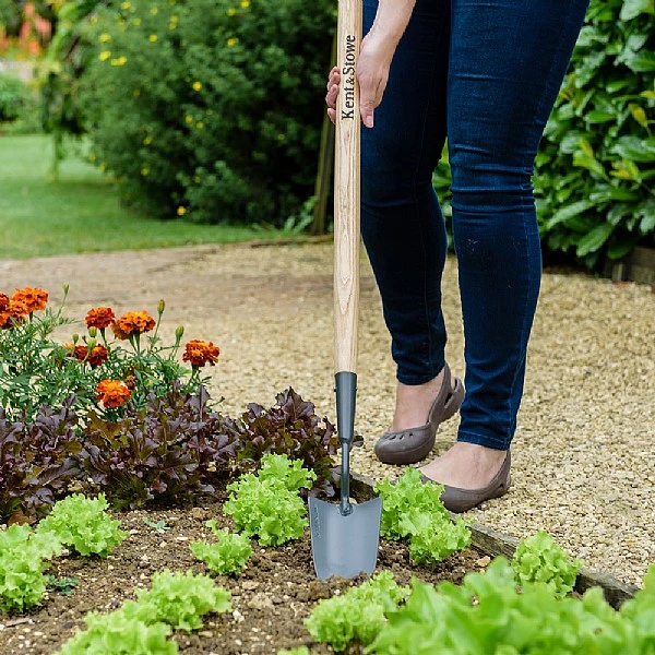 Kent & Stowe Carbon Steel Long Handled Trowel - Image 2
